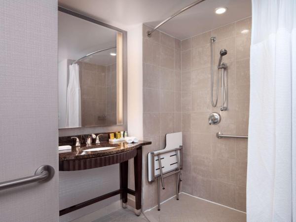 Hilton Baltimore Inner Harbor : photo 1 de la chambre chambre double avec 2 lits doubles et douche accessible en fauteuil roulant - accès pour personnes à mobilité réduite