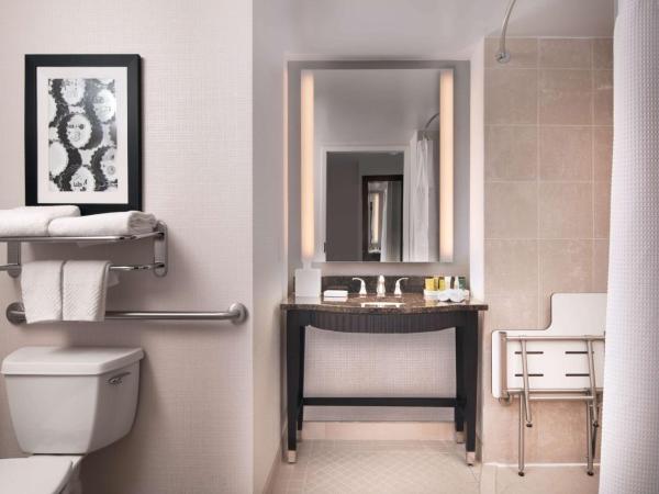 Hilton Baltimore Inner Harbor : photo 2 de la chambre chambre double avec 2 lits doubles et douche accessible en fauteuil roulant - accès pour personnes à mobilité réduite