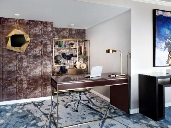 Hilton Baltimore Inner Harbor : photo 1 de la chambre presidential parlor room with ballpark view