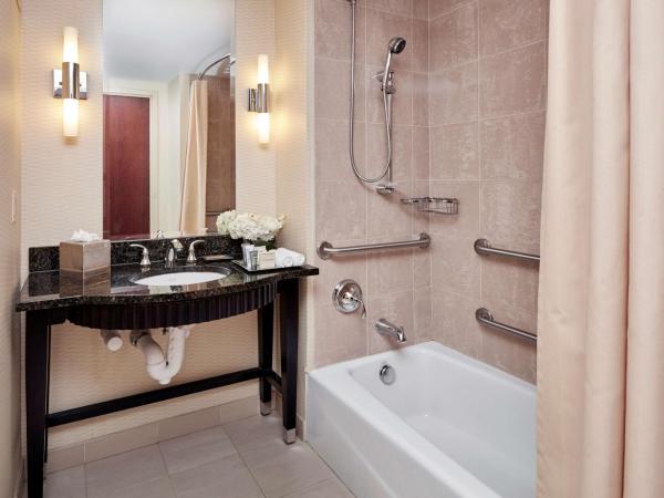 Hilton Baltimore Inner Harbor : photo 1 de la chambre chambre avec 2 lits doubles - accessible aux personnes à mobilité réduite