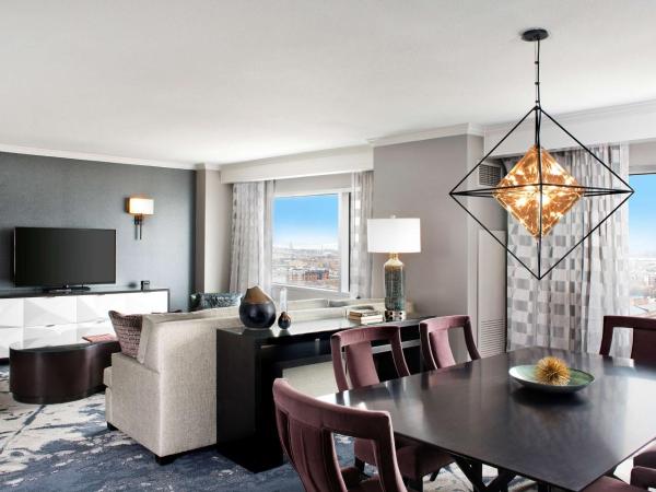 Hilton Baltimore Inner Harbor : photo 1 de la chambre premium parlor room with ballpark view