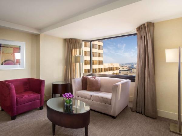 Hilton Parc 55 San Francisco Union Square : photo 2 de la chambre suite junior lit king-size avec coin salon