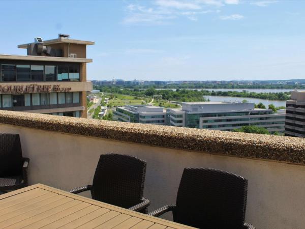 DoubleTree by Hilton Washington DC - Crystal City : photo 2 de la chambre suite king 1 chambre avec balcon