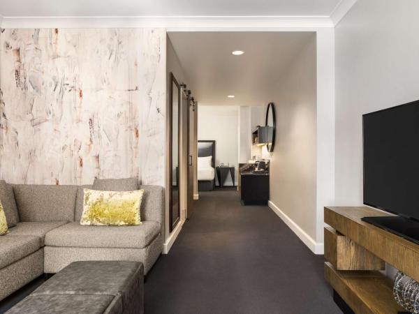 Hilton Motif Seattle : photo 2 de la chambre studio avec 2 lits queen-size et 1 canapé-lit