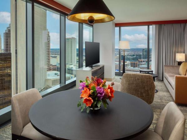 Hilton Columbus Downtown : photo 2 de la chambre suite d’angle lit king-size