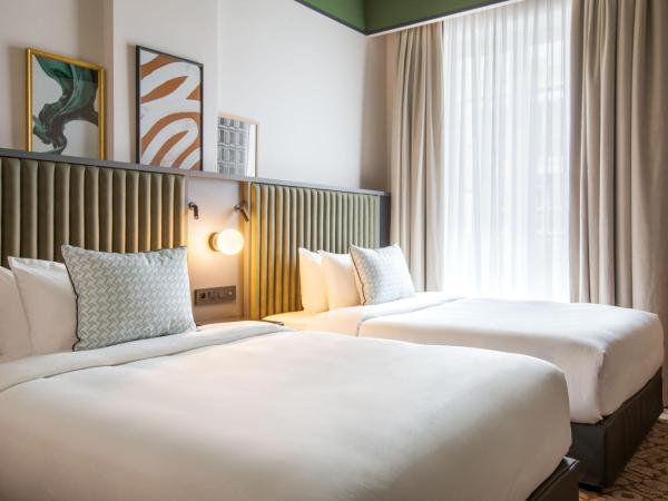 Le Parchamp, a Tribute Portfolio Hotel, Paris Boulogne : photo 6 de la chambre chambre familiale avec 2 lits doubles.