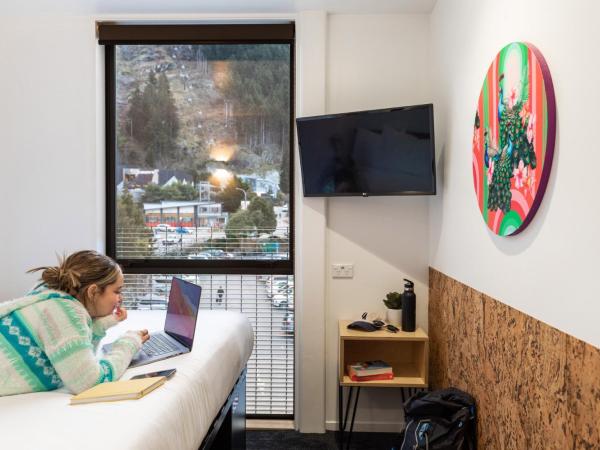 LyLo Queenstown : photo 4 de la chambre chambre lit queen-size avec salle de bains privative 