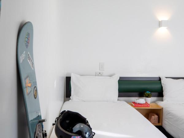 LyLo Queenstown : photo 4 de la chambre twin room with ensuite - interior facing