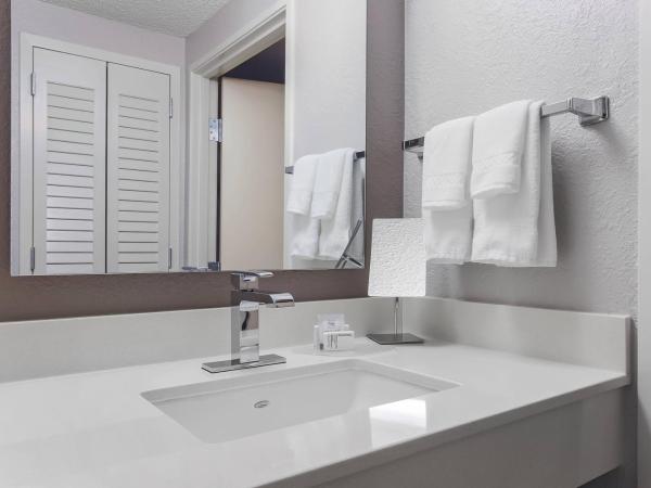 Courtyard Tampa Brandon : photo 5 de la chambre chambre lit king-size avec canapé-lit