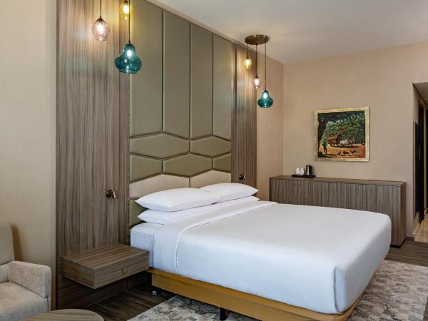 Four Points by Sheraton Production City, Dubai : photo 1 de la chambre superior king bed, (comp. shuttle to dmcc metro, marina mall & jbr, 20% off on f&b outlet)