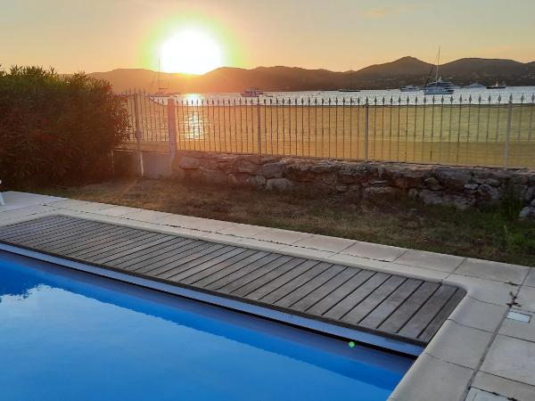 Villa Playa del Sol -B4 : photo 5 de la chambre chambre double ou lits jumeaux deluxe - vue sur piscine