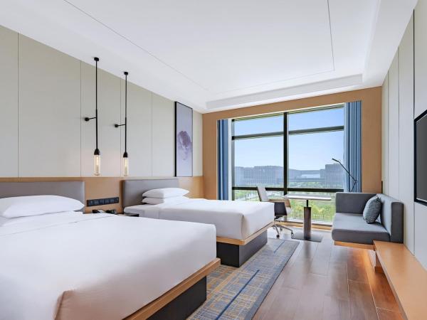 Fairfield by Marriott Beijing Daxing Airport : photo 1 de la chambre business double room with two double beds and city view