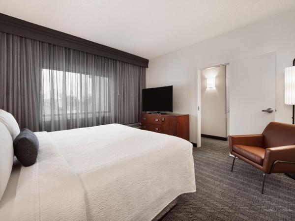 Courtyard by Marriott Memphis Airport : photo 7 de la chambre suite lit king-size avec vue sur la cour