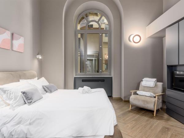 Q71 TIMELESS SUITES : photo 2 de la chambre suite lit king-size avec balcon