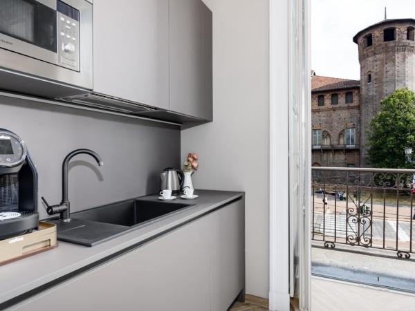 Q71 TIMELESS SUITES : photo 6 de la chambre suite lit king-size avec balcon