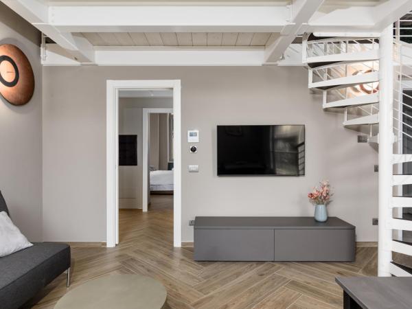 Q71 TIMELESS SUITES : photo 5 de la chambre suite lit king-size avec balcon