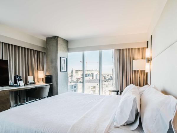 Hilton Garden Inn Denver Union Station : photo 5 de la chambre corner king glass house