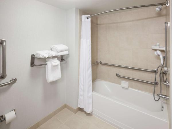 Hilton Garden Inn Nashville Vanderbilt : photo 4 de la chambre chambre lit king-size avec baignoire - accessible aux personnes à mobilité réduite