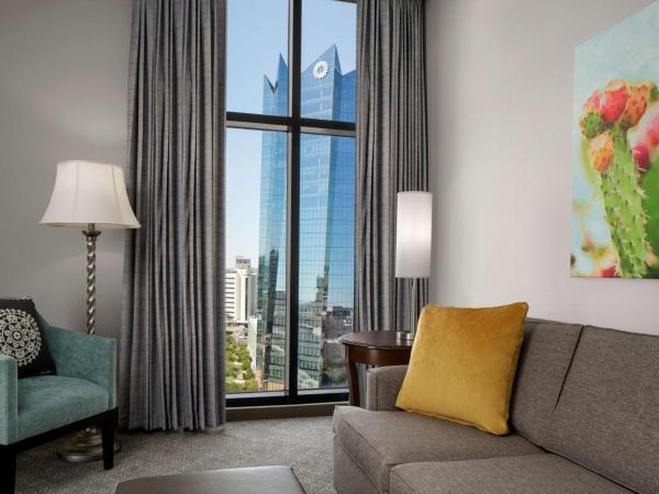 Embassy Suites San Antonio Riverwalk-Downtown : photo 1 de la chambre suite d'angle avec 2 lits queen-size