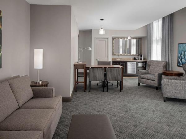 Embassy Suites San Antonio Riverwalk-Downtown : photo 4 de la chambre suite d'angle avec 2 lits queen-size