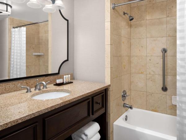 Embassy Suites San Antonio Riverwalk-Downtown : photo 9 de la chambre suite d'angle avec 2 lits queen-size