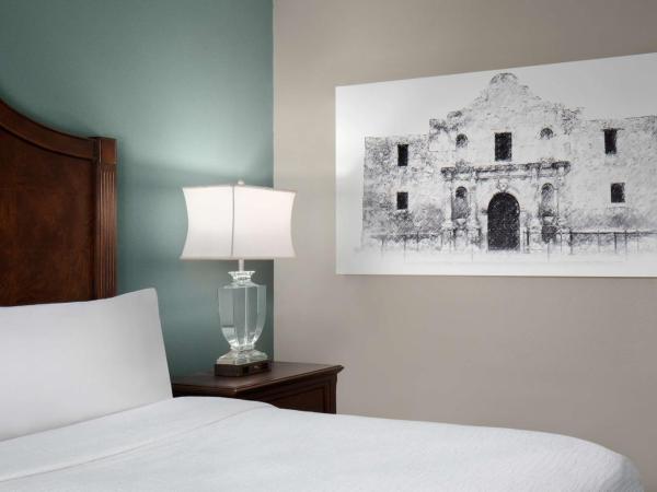 Embassy Suites San Antonio Riverwalk-Downtown : photo 8 de la chambre suite d'angle avec 2 lits queen-size