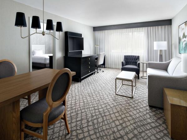 DoubleTree Suites by Hilton Charlotte/SouthPark : photo 1 de la chambre suite 1 chambre lit king-size avec canapé-lit - non-fumeurs