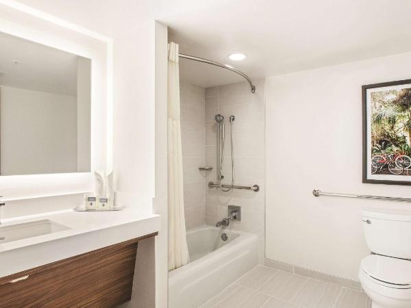 DoubleTree by Hilton New Orleans : photo 6 de la chambre king room with bath tub - mobility and hearing accessible