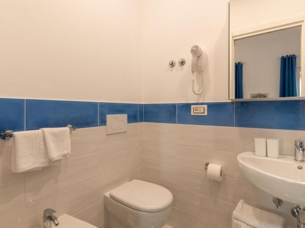 Hotel Villa Sirena : photo 4 de la chambre chambre triple - vue sur la piscine