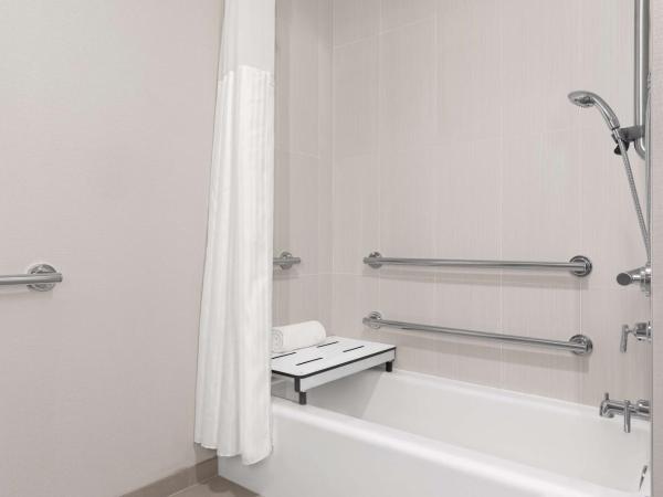 Tapestry By Hilton The Fort Sutter Hotel Sacramento, Ca : photo 4 de la chambre chambre lit king-size avec baignoire accessible aux personnes à mobilité réduite