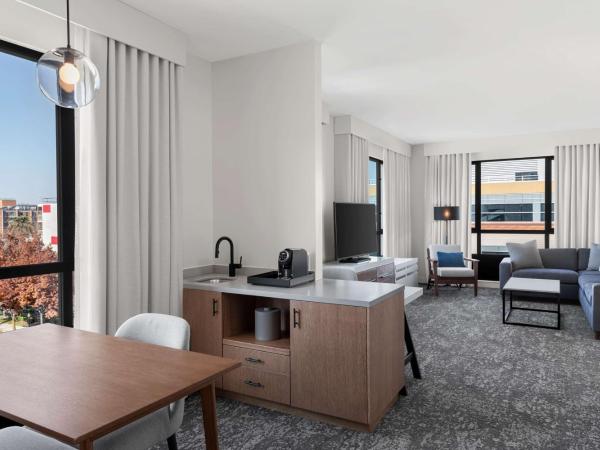 Tapestry By Hilton The Fort Sutter Hotel Sacramento, Ca : photo 3 de la chambre suite 1 chambre lit king-size