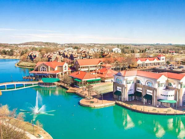 Hilton Charlotte University Place : photo 5 de la chambre chambre double avec 2 lits doubles et vue sur le lac