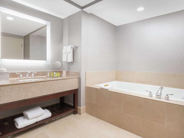 DoubleTree by Hilton Colorado Springs : photo 3 de la chambre suite lit king-size avec canapé-lit