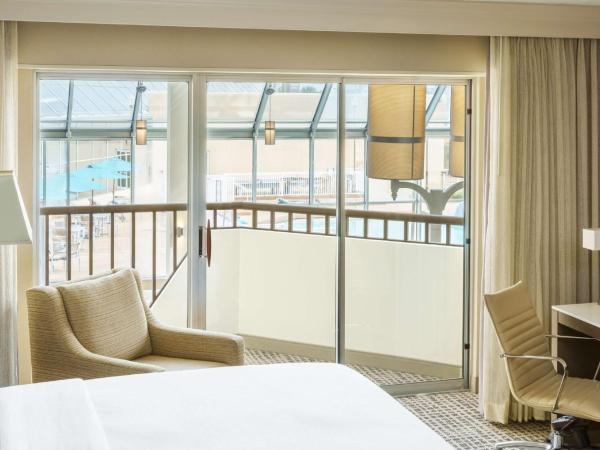DoubleTree by Hilton Orlando Airport Hotel : photo 3 de la chambre chambre lit king-size avec balcon - non-fumeurs