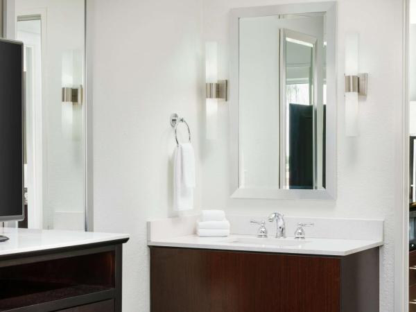 Embassy Suites by Hilton Orlando Lake Buena Vista Resort : photo 3 de la chambre suite lit king-size - côté piscine