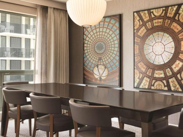 Hilton Chicago Magnificent Mile Suites : photo 4 de la chambre suite 1 chambre avec lit king-size conférence