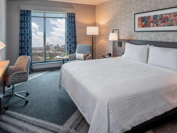 Hilton Garden Inn Austin University Capitol District : photo 2 de la chambre chambre lit king-size - vue sur capitole