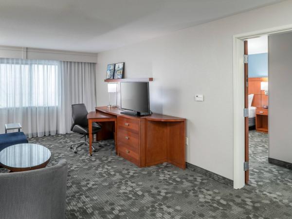 Courtyard by Marriott Austin Parmer Tech Ridge : photo 1 de la chambre suite 1 chambre lit king-size avec canapé-lit