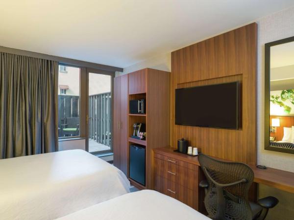 Hilton Garden Inn New York Central Park South-Midtown West : photo 1 de la chambre chambre avec 2 lits queen-size - vue sur ville