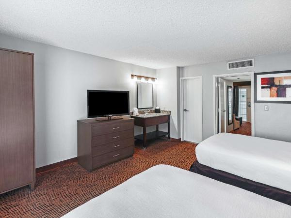 Embassy Suites by Hilton Dallas Market Center : photo 5 de la chambre suite avec 2 lits doubles - non-fumeurs