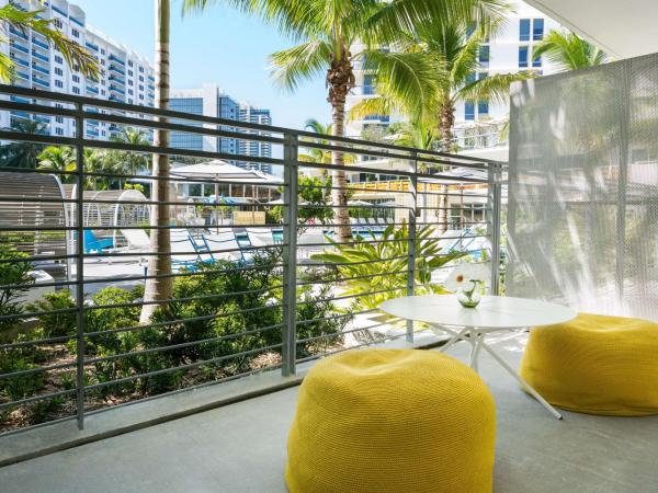 The Gates Hotel South Beach - a Doubletree by Hilton : photo 1 de la chambre hébergement lit king-size avec terrasse - vue sur piscine