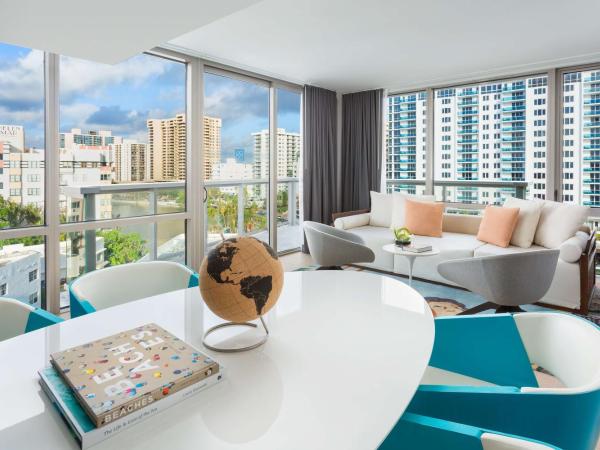 The Gates Hotel South Beach - a Doubletree by Hilton : photo 7 de la chambre suite lit king-size avec balcon - vue sur piscine