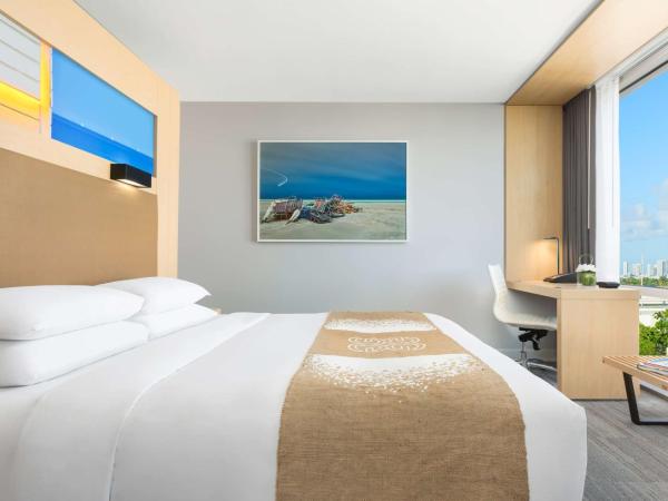 The Gates Hotel South Beach - a Doubletree by Hilton : photo 3 de la chambre chambre lit king-size - vue sur piscine 