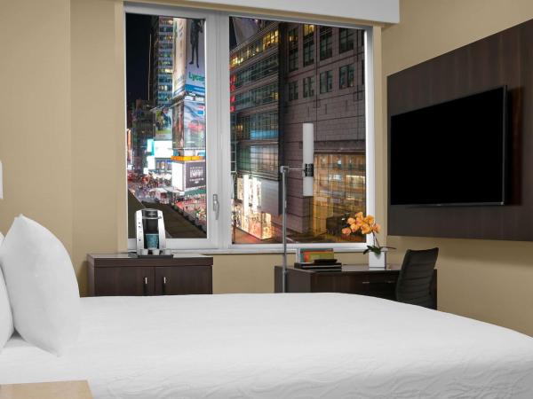 Hilton Garden Inn New York - Times Square Central : photo 5 de la chambre chambre lit king-size - vue partielle sur times square