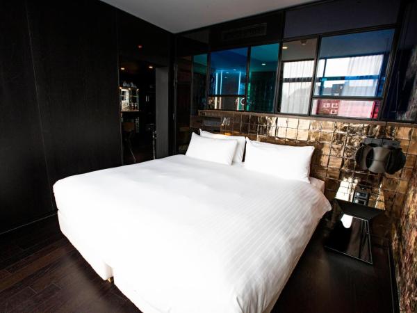 Apollo Hotel Amsterdam, a Tribute Portfolio Hotel : photo 5 de la chambre suite lit king-size design - vue sur canal