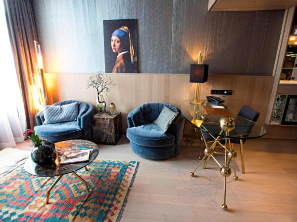 Apollo Hotel Amsterdam, a Tribute Portfolio Hotel : photo 7 de la chambre suite lit king-size design - vue sur canal