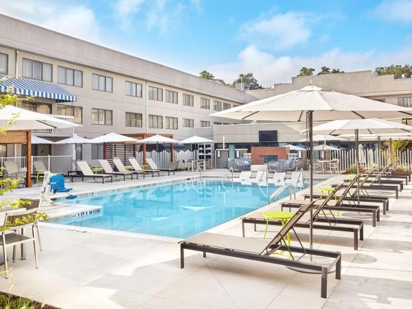 DoubleTree Suites by Hilton Nashville Airport : photo 1 de la chambre suite lit king-size - vue sur piscine