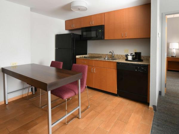 Hampton Inn & Suites Houston-Medical Center-NRG Park : photo 6 de la chambre suite lit king-size non-fumeurs avec cuisine