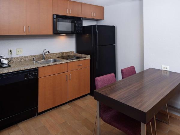 Hampton Inn & Suites Houston-Medical Center-NRG Park : photo 7 de la chambre suite lit king-size non-fumeurs avec cuisine