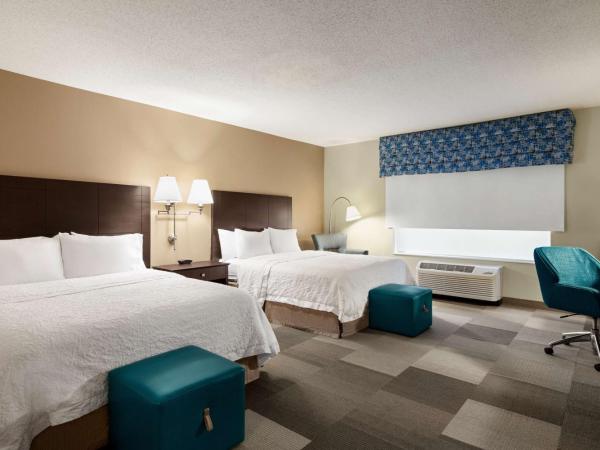 Hampton Inn & Suites Atlanta Airport West Camp Creek Pkwy : photo 2 de la chambre chambre double avec 2 lits queen-size et baignoire - accessible aux personnes à mobilité réduite/malentendantes - non-fumeurs